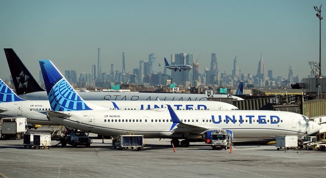 United Airlines planes land and prepare to take off at Newark Liberty International Airport in Newark, New Jersey, , U.S., January 27, 2025. REUTERS/Fabrizio Bensch/File Photo