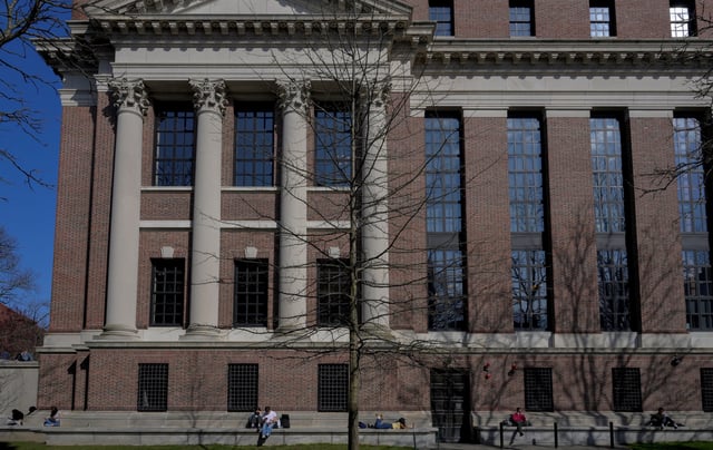 Les étudiants sont assis sur le campus de l’Université Harvard à Cambridge, Massachusetts, États-Unis, le 15 avril 2025.