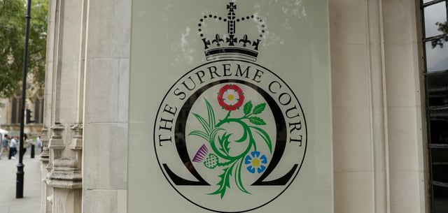 Schild des „Supreme Court“ am Haupteingang des Obersten Gerichtshofs des Vereinigten Königreichs