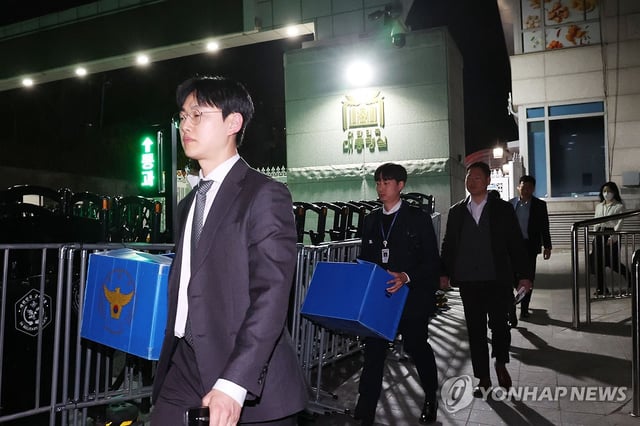 A special police investigation team withdraws from its attempt to raid the presidential office in Seoul's Yongsan district on April 16, 2025, over allegations that former President Yoon Suk Yeol obstructed the execution of a detention warrant early this year. (PHOTO NOT FOR SALE) (Yonhap)