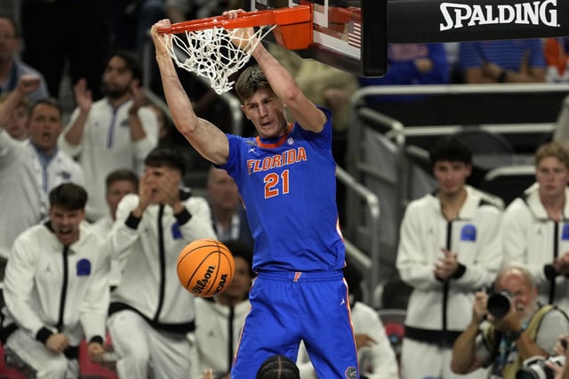 Apr 7, 2025; San Antonio, TX, USA; Florida Gators forward Alex Condon (21) dunks the ball against the Houston Cougars during the second half in the national championship game of the Final Four of the 2025 NCAA Tournament at the Alamodome.Mandatory Credit: Scott Wachter-Imagn Images/ File Photo