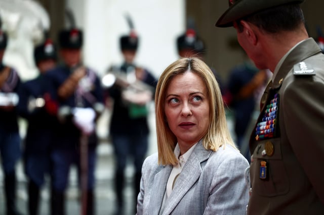 La Première ministre italienne Giorgia Meloni attend l’arrivée du Premier ministre norvégien Jonas Gahr Støre au Palais Chigi, à Rome, en Italie, le 14 avril 2025.