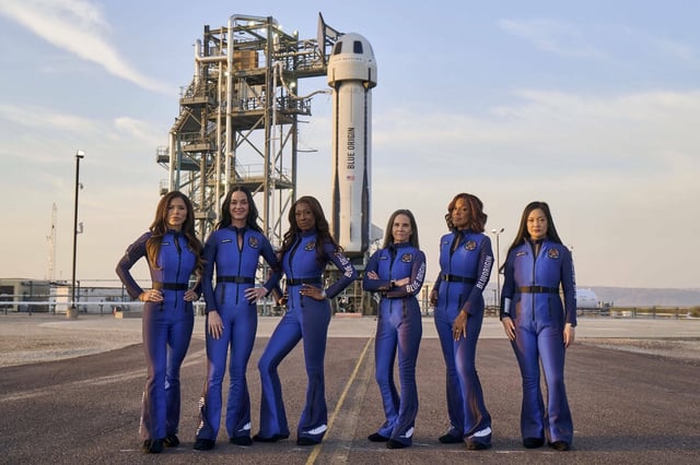 Die weibliche Crew der Blue Origin auf dem Raktenstützpunkt