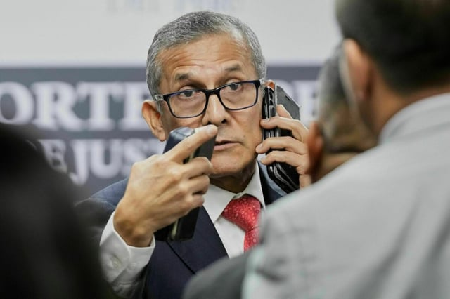 Perus Ex-Präsident Ollanta Humala mit Telefonen im Gericht