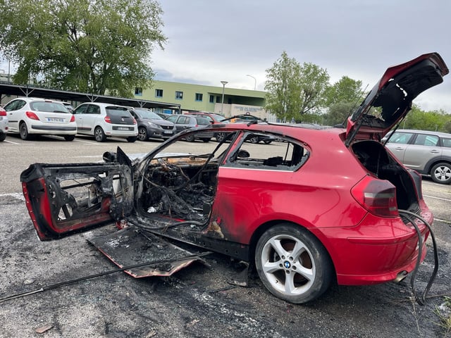 La voiture d’un employé d’une société de maintenance a été incendiée.