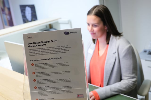 Eine Informationstafel zur ePA steht am Empfang einer Arztpraxis