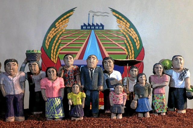 Dans son film documentaire <em>L'Image manquante  </em>(2013), Rithy Panh recourt à des figurines de terre cuite pour combler l'absence d'images du génocide.
