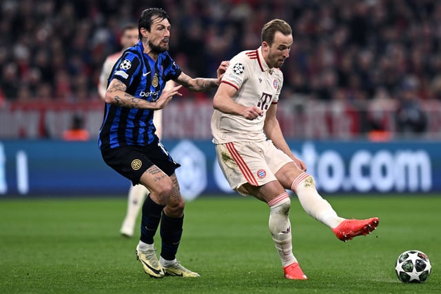 Francesco Acerbi of Internazionale competes for the ball with Harry Kane of Bayern Monaco during the UEFA Champions League 2024/25 Quarter Final First Leg match between FC Bayern München and FC Internazionale Milano at Fussball Arena Muenchen on April 08, 2025 in Munich, Germany.