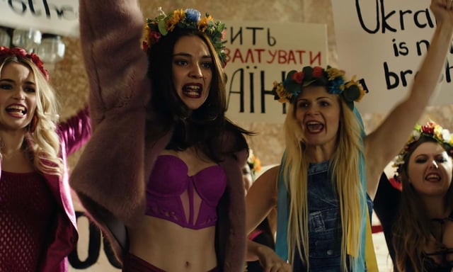 Il y a en deux récits en un dans « Oxana » et, malheureusement, cette schizophrénie ne sert pas les intérêts du film.