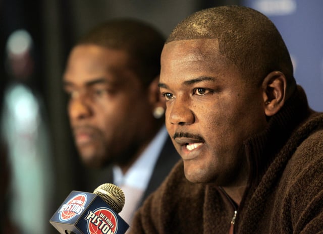 Detroit Pistons team president Joe Dumars (R) introduces newly signed Detroit Piston Chris Webber during a news conference in Auburn Hills, Michigan January 16, 2007.  REUTERS/Rebecca Cook/File photo