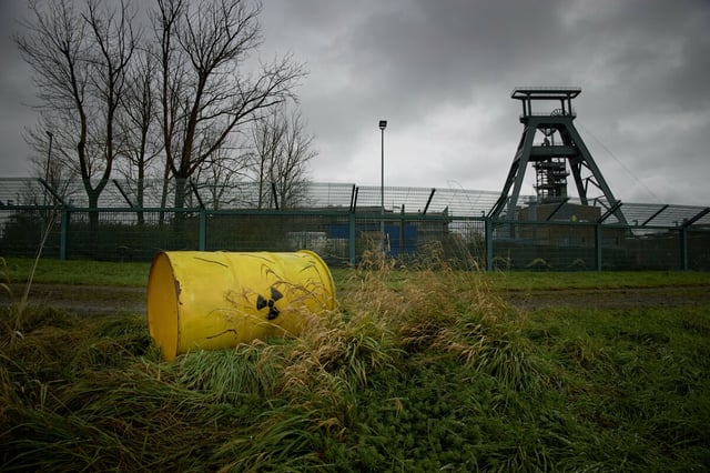 Gelbes Fass vor dem Förderturm des ehemaligen Erzbergwerks Schacht Konrad
