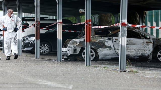 Un véhicule brûlé sur le parking du centre de détention de Tarascon.