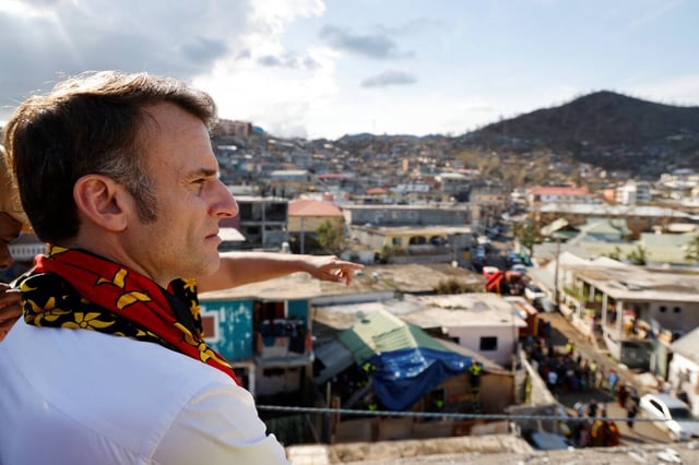 Emmanuel Macron le 19 décembre 2024, lors de sa première visite à Mayotte après le passage de Chido.