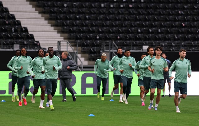 Soccer Football - Europa League - Tottenham Hotspur Training - Deutsche Bank Park, Frankfurt, Germany - April 16, 2025 Tottenham Hotspur's Yves Bissouma, Archie Gray and Ben Davies during training REUTERS/Kai Pfaffenbach