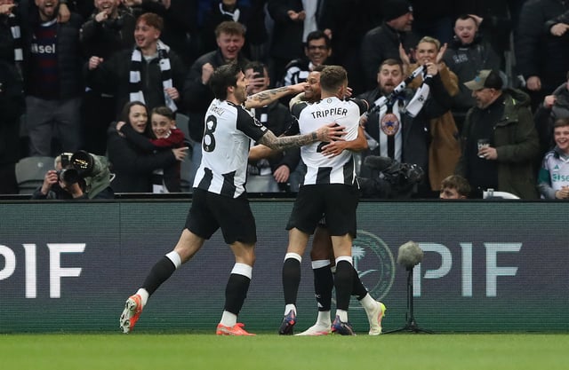 Soccer Football - Premier League - Newcastle United v Crystal Palace - St James' Park, Newcastle, Britain - April 16, 2025 Newcastle United's Jacob Murphy celebrates scoring their first goal with Sandro Tonali and Kieran Trippier REUTERS/Scott Heppell EDITORIAL USE ONLY. NO USE WITH UNAUTHORIZED AUDIO, VIDEO, DATA, FIXTURE LISTS, CLUB/LEAGUE LOGOS OR 'LIVE' SERVICES. ONLINE IN-MATCH USE LIMITED TO 120 IMAGES, NO VIDEO EMULATION. NO USE IN BETTING, GAMES OR SINGLE CLUB/LEAGUE/PLAYER PUBLICATIONS. PLEASE CONTACT YOUR ACCOUNT REPRESENTATIVE FOR FURTHER DETAILS..