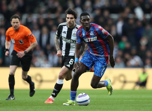 Soccer Football - Premier League - Newcastle United v Crystal Palace - St James' Park, Newcastle, Britain - April 16, 2025 Newcastle United's Sandro Tonali in action with Crystal Palace's Ismaila Sarr REUTERS/Scott Heppell EDITORIAL USE ONLY. NO USE WITH UNAUTHORIZED AUDIO, VIDEO, DATA, FIXTURE LISTS, CLUB/LEAGUE LOGOS OR 'LIVE' SERVICES. ONLINE IN-MATCH USE LIMITED TO 120 IMAGES, NO VIDEO EMULATION. NO USE IN BETTING, GAMES OR SINGLE CLUB/LEAGUE/PLAYER PUBLICATIONS. PLEASE CONTACT YOUR ACCOUNT REPRESENTATIVE FOR FURTHER DETAILS..