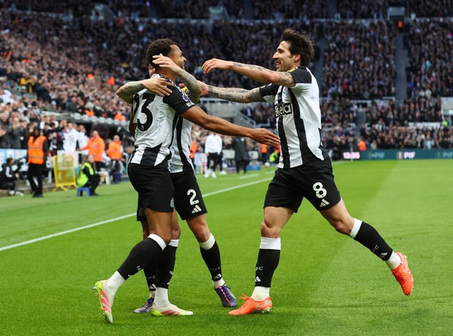 Soccer Football - Premier League - Newcastle United v Crystal Palace - St James' Park, Newcastle, Britain - April 16, 2025 Newcastle United's Jacob Murphy celebrates scoring their first goal with Kieran Trippier and Sandro Tonali Action Images via Reuters/Craig Brough EDITORIAL USE ONLY. NO USE WITH UNAUTHORIZED AUDIO, VIDEO, DATA, FIXTURE LISTS, CLUB/LEAGUE LOGOS OR 'LIVE' SERVICES. ONLINE IN-MATCH USE LIMITED TO 120 IMAGES, NO VIDEO EMULATION. NO USE IN BETTING, GAMES OR SINGLE CLUB/LEAGUE/PLAYER PUBLICATIONS. PLEASE CONTACT YOUR ACCOUNT REPRESENTATIVE FOR FURTHER DETAILS..