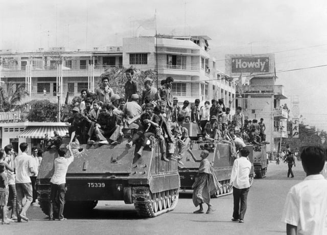 Les Khmers rouges au sommet de leurs véhicules blindés fabriqués aux États-Unis le 17 avril 1975 à Phnom Penh, le jour où le Cambodge est tombé sous le contrôle des forces communistes.