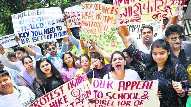 Parents protest outside the DoE office at Delhi Vidhan Sabha on Wednesday. (Arvind Yadav/HT photo)