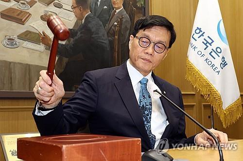 Bank of Korea (BOK) Gov. Rhee Chang-yong bangs the gavel to open a Monetary Policy Committee meeting at the central bank in Seoul on April 17, 2025. (Pool photo) (Yonhap)