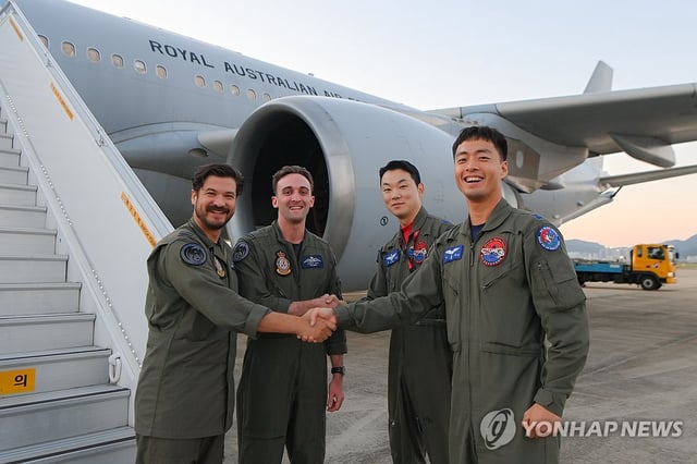 This file photo, provided by the South Korean Air Force, shows South Korean and Australian pilots greeting each other as the latter's aerial tanker arrives at an air base in Gimhae, some 310 kilometers southeast of Seoul, to join Freedom Flag, a two-week South Korea-U.S. joint air force drill that began Oct. 21, 2024. (PHOTO NOT FOR SALE) (Yonhap)