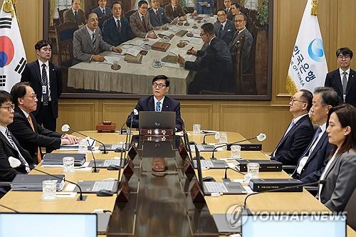 Bank of Korea Gov. Rhee Chang-yong (C) presides over a Monetary Policy Committee meeting at the central bank in Seoul on April 17, 2025. (Pool photo) (Yonhap)