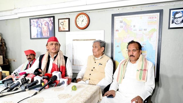 Samajwadi Party chief Akhilesh Yadav speaking to the media in Bhubaneswar on Wednesday. Former Union minister Srikant Jena is also seen. (SOURCED )