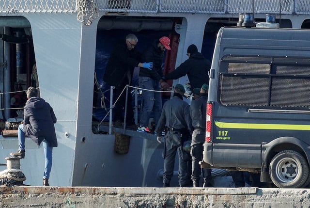 Des migrants débarquant d’un navire de la marine italienne Libra en Albanie, dans le cadre d’un accord avec l’Italie pour traiter les demandeurs d’asile interceptés près des eaux italiennes, le 11 avril 2025.