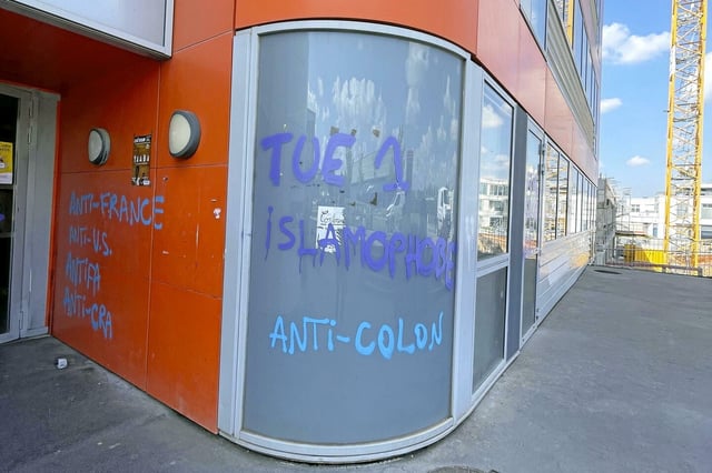 Un tag « Tue un islamophobe » à l'entrée du bâtiment H, à l'université Lyon-2.
