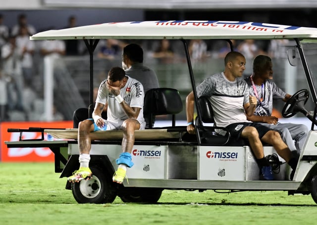 Soccer Football - Brasileiro Championship - Santos v Atletico Mineiro - Estadio Urbano Caldeira, Santos, Brazil - April 16, 2025 Santos' Neymar leaves the pitch after sustaining an injury REUTERS/Thiago Bernardes