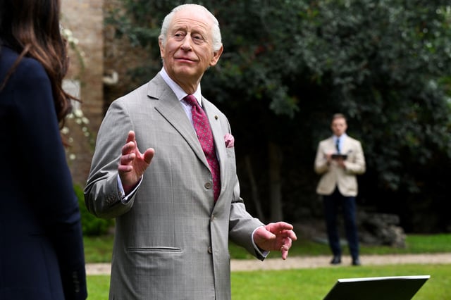 Royal tour artist Fraser Scarfe observes and illustrates King Charles III in the gardens of Villa Wolkonsky, in Rome, Italy, April 10, 2025. Victoria Jones/Pool via REUTERS
