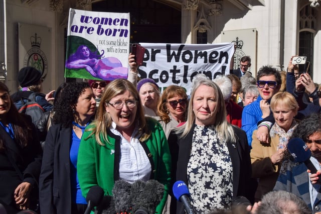 Susan Smith und Marion Calder geben ihre Erklärungen vor dem Obersten Gerichtshof ab, nachdem dieser entschieden hat, dass die rechtliche Definition einer Frau auf dem biologischen Geschlecht basiert. London, Großbritannien.