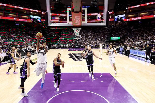 Davis (No. 3) was the Mavericks' top scorer as Dallas won their first play-in game.