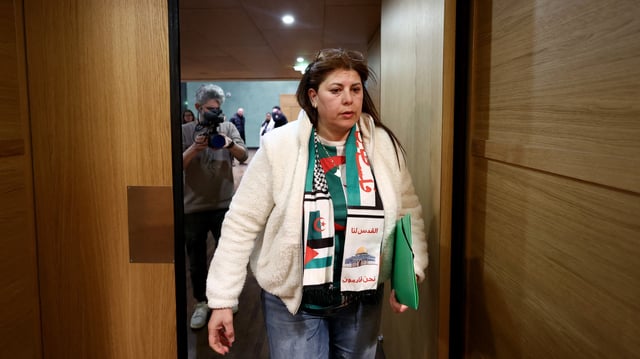 «Ceux qui défendent les juifs, ils ne le font que pour l’argent», a crié la quinquagénaire sous les huées de la foule dans la salle des pas perdus du tribunal.