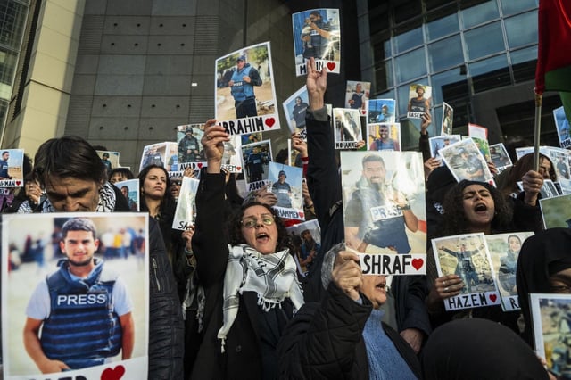 Des journalistes ont manifesté, le 16 avril sur les marches de l’Opéra Bastille à Paris, en hommage à leurs confrères palestiniens tués par l’armée israélienne.