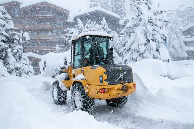 Val d’Isère (Haute-Tarentaise), ce jeudi 17 avril. D’importantes chutes de neige sont en cours sur les massifs alpins, avec des difficultés de circulation en Savoie, où de nombreuses stations sont toujours ouvertes.
