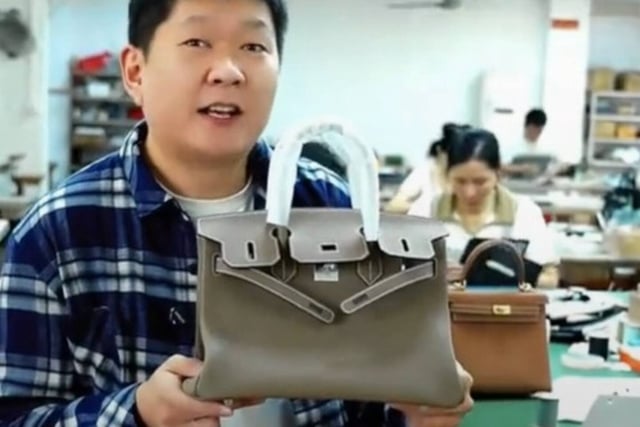 Capture d'écran TikTok de la vidéo dans laquelle le dénommé Wang Sen fait la promotion de la version contrefaite du modèle de sac Birkin, de Hermès.
