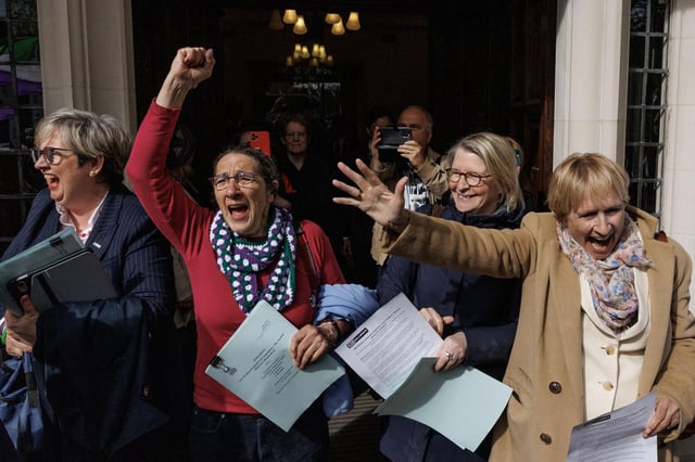 La Cour suprême britannique a statué, mercredi 16 avril, à l’unanimité que « les termes femme et sexe dans la loi sur l’égalité de 2010 se réfèrent à une femme biologique et à un sexe biologique », en réponse à un différend juridique de longue date entre le groupe militant For Women Scotland et le gouvernement écossais.