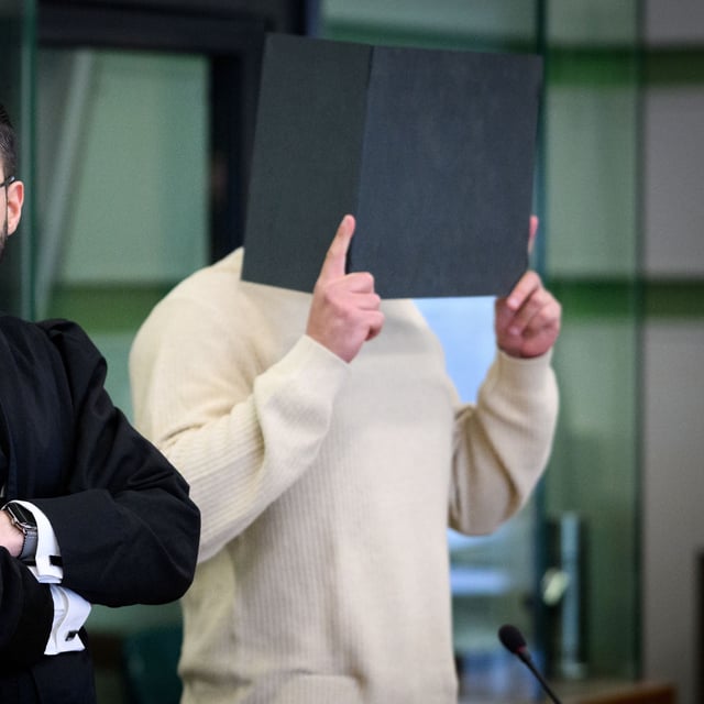 Der Angeklagte (r) steht beim Prozess wegen einer Attacke auf den jüdischen Studenten Lahav Shapira