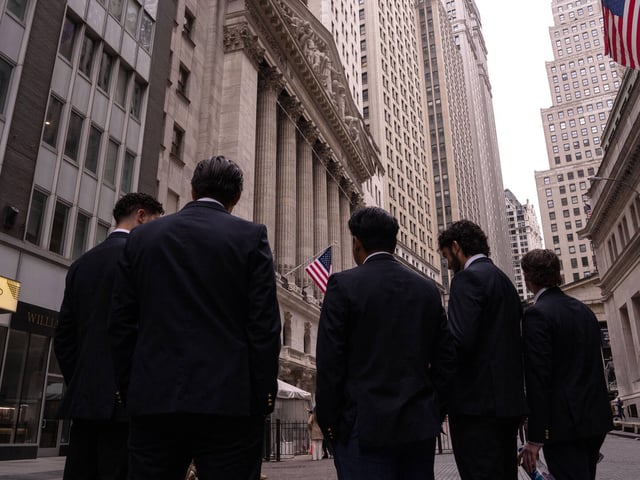 Devant la Bourse de New York avant l’ouverture des marchés, lundi.