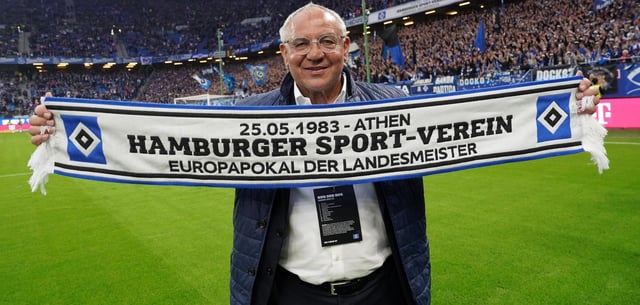 Felix Magath zeigt einen Schal mit dem Datum des Finalsiegs im Europapokal der Landesmeister