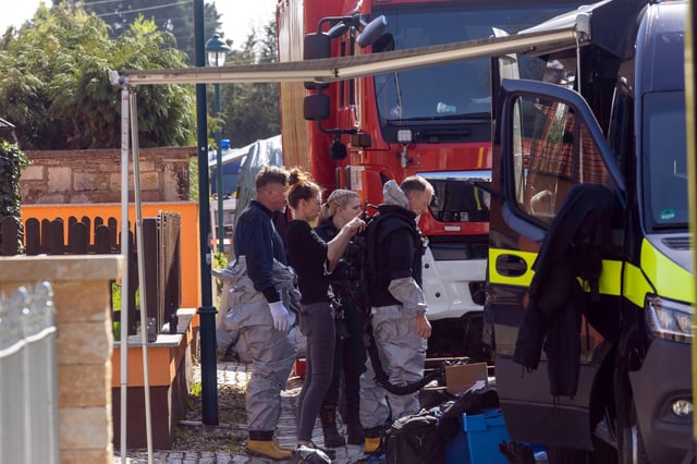 Feuerwehrleute bereiten ihren Einsatz vor