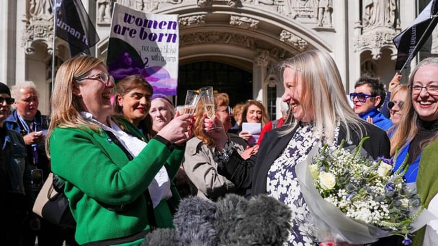 <a href="https://www.elperiodico.com/es/sociedad/20250416/tribunal-supremo-britanico-mujeres-no-definicion-legal-mujer-116445936" >El Tribunal Supremo británico dicta que las mujeres trans no entran en la definición legal de 'mujer'</a>