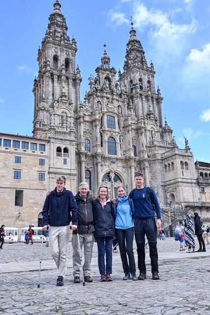 Los reyes Felipe y Matilde de Bélgica, en el centro, este miércoles a su llegada a Santiago