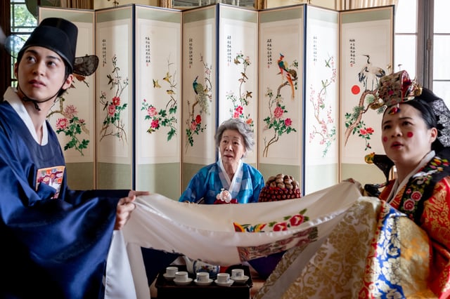 Han Gi-Chan, Youn Yuh-Jung and Kelly Marie Tran in Bleecker Street&#39;s THE WEDDING BANQUET