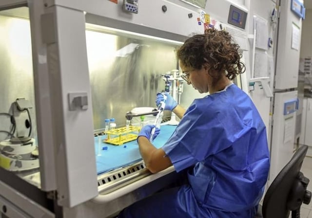 Una investigadora en uno de los centros financiados por la fundación Cellex en Barcelona