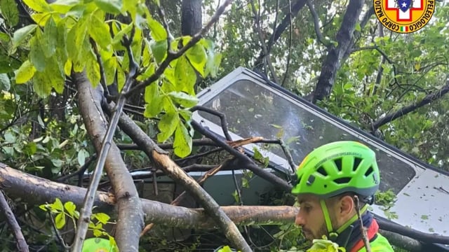 La cabina del teleférico del Monte Faito cayó a un barranco