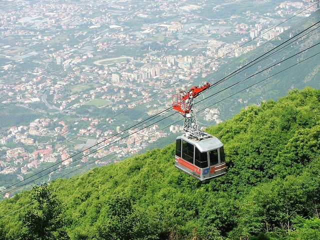Italie: au moins trois morts après la chute d'une cabine de téléphérique près de Naples