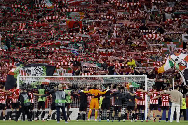 Soccer Football - Europa League - Quarter Final - Second Leg - Athletic Bilbao v Rangers - San Mames, Bilbao, Spain - April 17, 2025 Athletic Bilbao players celebrate with their fans after the match REUTERS/Vincent West