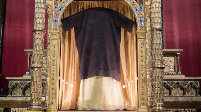La sainte tunique du Christ exposée dans la basilique d'Argenteuil à l'occasion de l'ostension du 25 mars au 10 avril 2016